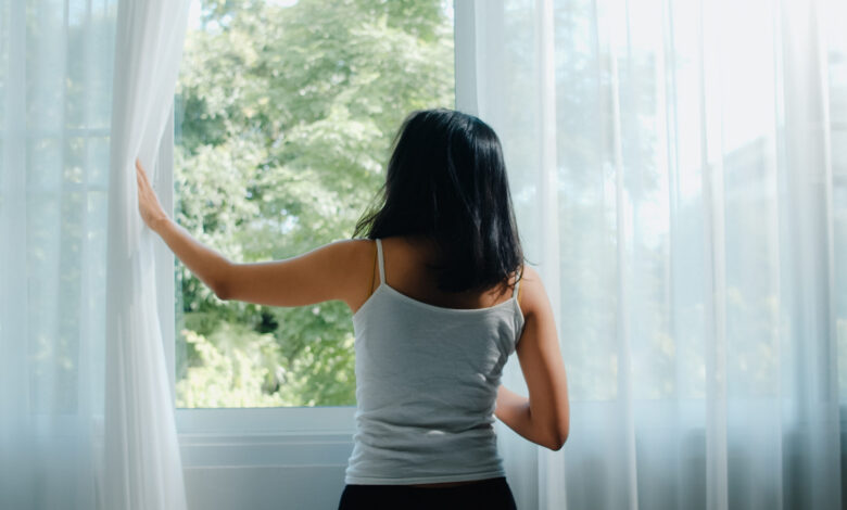 Médica da Afya Paraíba orienta sobre a importância de abrir as janelas no inverno para melhorar a circulação do ar e prevenir doenças respiratórias.