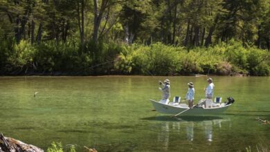 Representantes de Chubut apresentam destinos de pesca esportiva e turismo de aventura durante a Fishing Show Brazil 2026, em São Paulo.