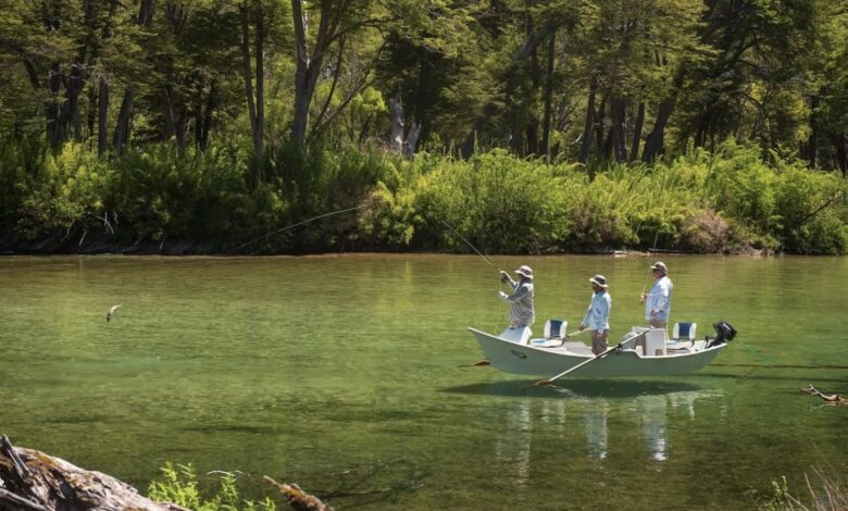 Representantes de Chubut apresentam destinos de pesca esportiva e turismo de aventura durante a Fishing Show Brazil 2026, em São Paulo.