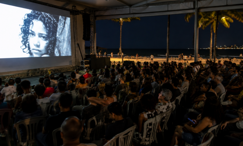 Público acompanha sessão do Fest Aruanda durante o festival de cinema realizado em João Pessoa, na Paraíba.