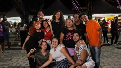 Público acompanha apresentações artísticas durante o Festival MêiMundo no Centro de Comunicação, Turismo e Artes da UFPB, em João Pessoa.