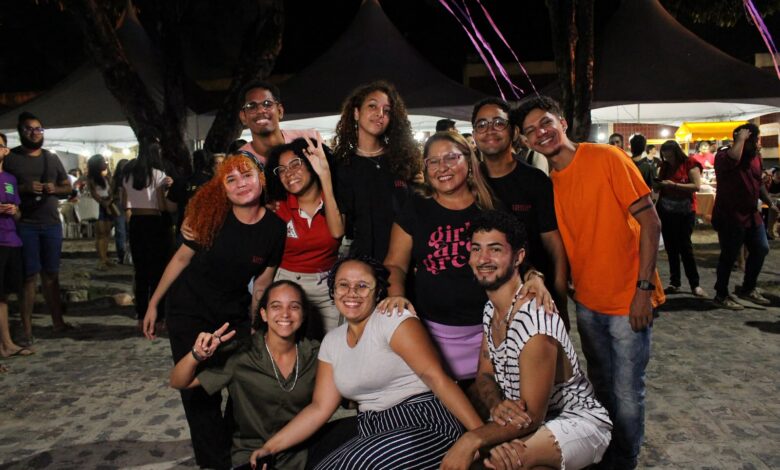 Público acompanha apresentações artísticas durante o Festival MêiMundo no Centro de Comunicação, Turismo e Artes da UFPB, em João Pessoa.