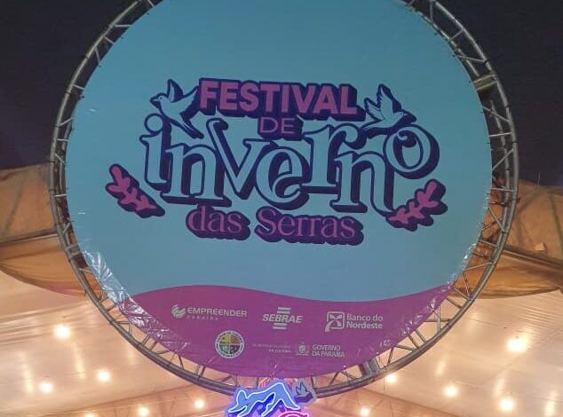 Público acompanha apresentações culturais durante o Festival de Inverno nas Serras, em Cuité, no Curimataú Paraibano.