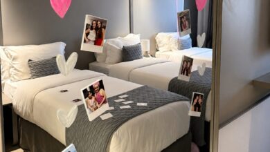 Suíte decorada para a experiência Noite do Pijama no HCM Hotel, em João Pessoa, com balões, iluminação e ambiente preparado para comemorações.