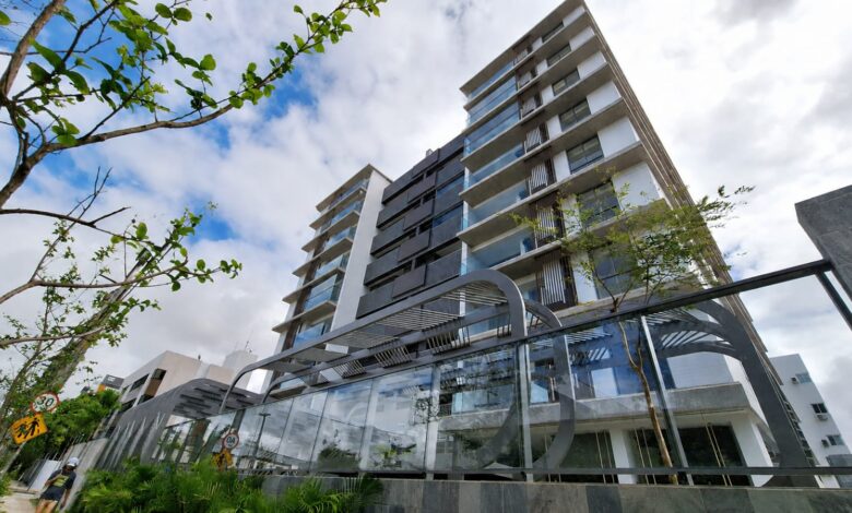 Empreendimento residencial moderno em João Pessoa representa o crescimento do mercado imobiliário e da construção civil na capital paraibana.