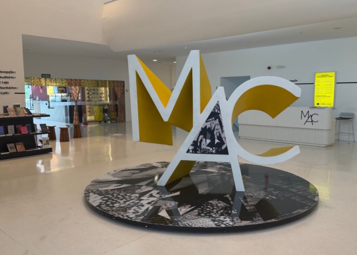 Visitante no Museu de Arte e Ciência de Campina Grande durante exposição imersiva