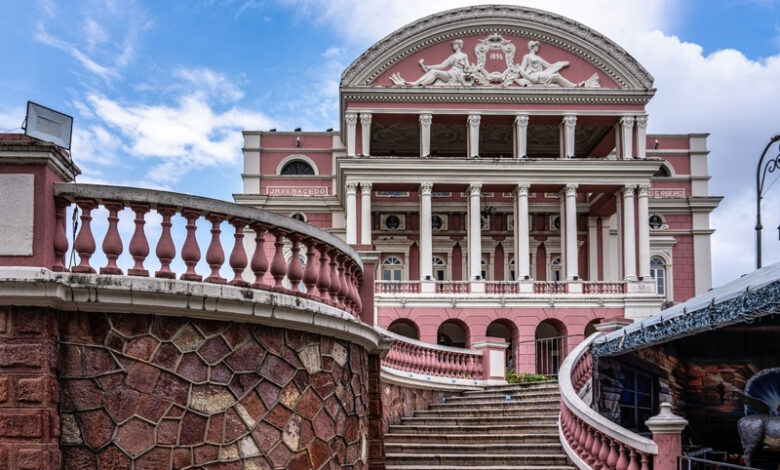 Fachada do Teatro Amazonas, em Manaus, reconhecido como Patrimônio Mundial da Unesco e um dos principais atrativos turísticos da Amazônia.