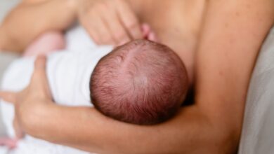 Mãe amamenta bebê durante período de aleitamento materno