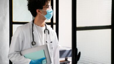Clínico médico avalia paciente durante consulta
