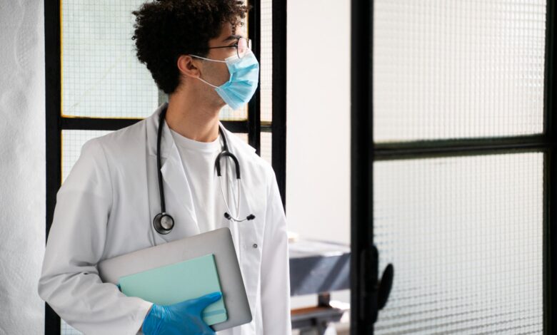 Clínico médico avalia paciente durante consulta