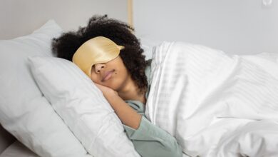 Pessoa dormindo durante a noite para manter a qualidade do sono e a saúde mental