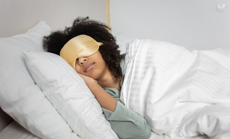 Pessoa dormindo durante a noite para manter a qualidade do sono e a saúde mental