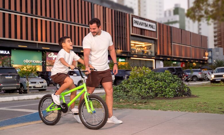 Famílias reunidas no Parahyba Mall durante a programação especial do Dia dos Pais, com opções de compras, gastronomia e música ao vivo em João Pessoa.