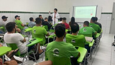Estudantes do Grau Educacional em João Pessoa durante atividade de formação profissional