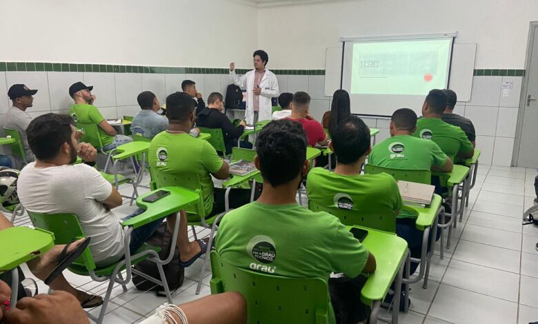 Estudantes do Grau Educacional em João Pessoa durante atividade de formação profissional