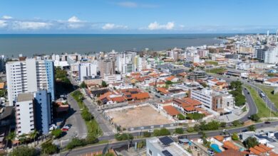 Vista aérea do Jardim Oceania, em João Pessoa, com prédios residenciais e o mar ao fundo
