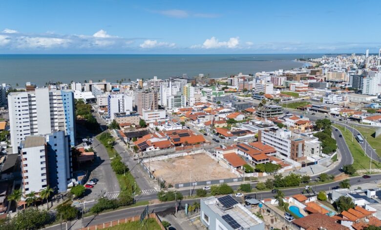 Vista aérea do Jardim Oceania, em João Pessoa, com prédios residenciais e o mar ao fundo