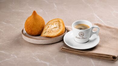 coxinha grande acompanhada de café expresso em uma loja da Sodiê Doces durante a promoção nacional.