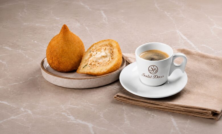 coxinha grande acompanhada de café expresso em uma loja da Sodiê Doces durante a promoção nacional.