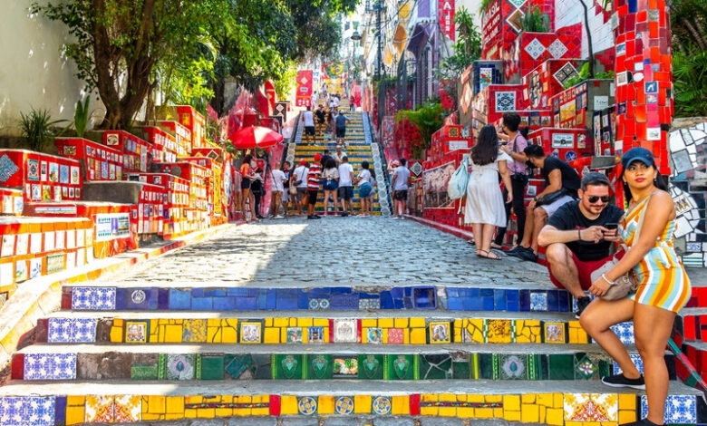 Turistas durante free tour pelo Centro Histórico do Rio de Janeiro e Escadaria Selarón