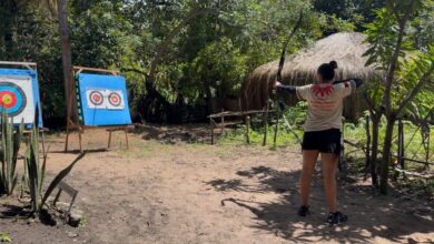 Atleta pratica tiro com arco na Aldeia São Miguel, em Baía da Traição, na Paraíba.