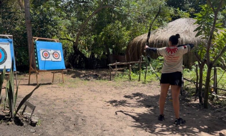Atleta pratica tiro com arco na Aldeia São Miguel, em Baía da Traição, na Paraíba.