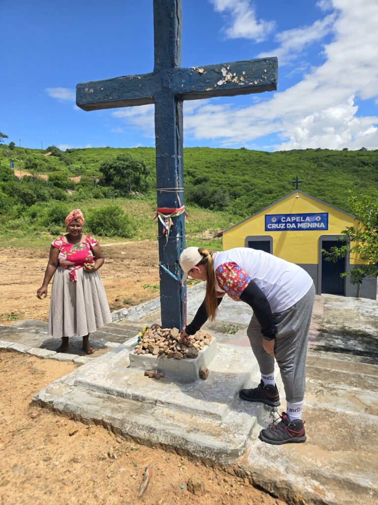 Ana Célia Macêdo na frente da Capela Cruz da Menina / Minuto Turismo