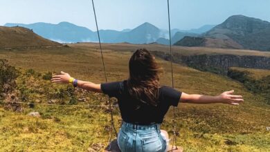 Viajante em contato com a natureza durante experiência de turismo de desconexão