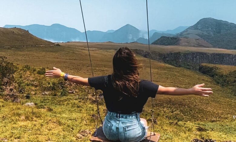 Viajante em contato com a natureza durante experiência de turismo de desconexão