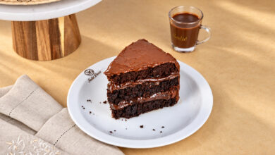 Bolo Matilda da Sodiê Doces com calda quente de chocolate