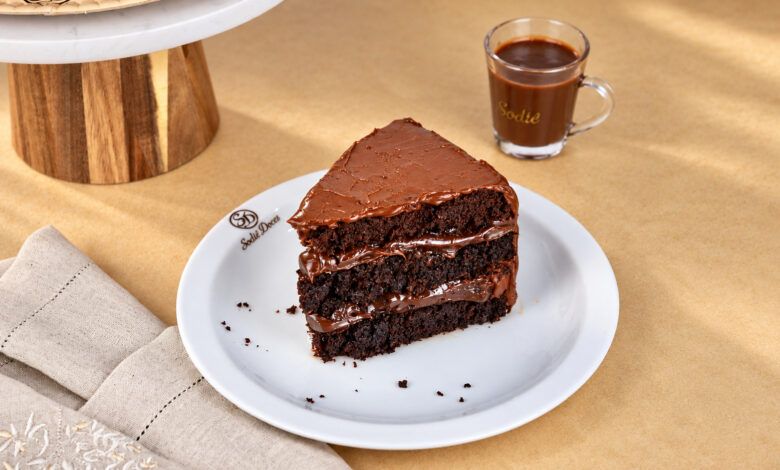 Bolo Matilda da Sodiê Doces com calda quente de chocolate